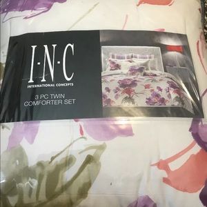 Inc 3 Piece Gigi Twin Comforter Set..